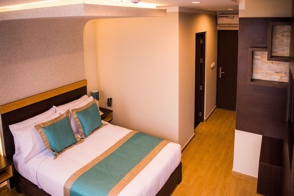 ROOM, DOUBLE BED