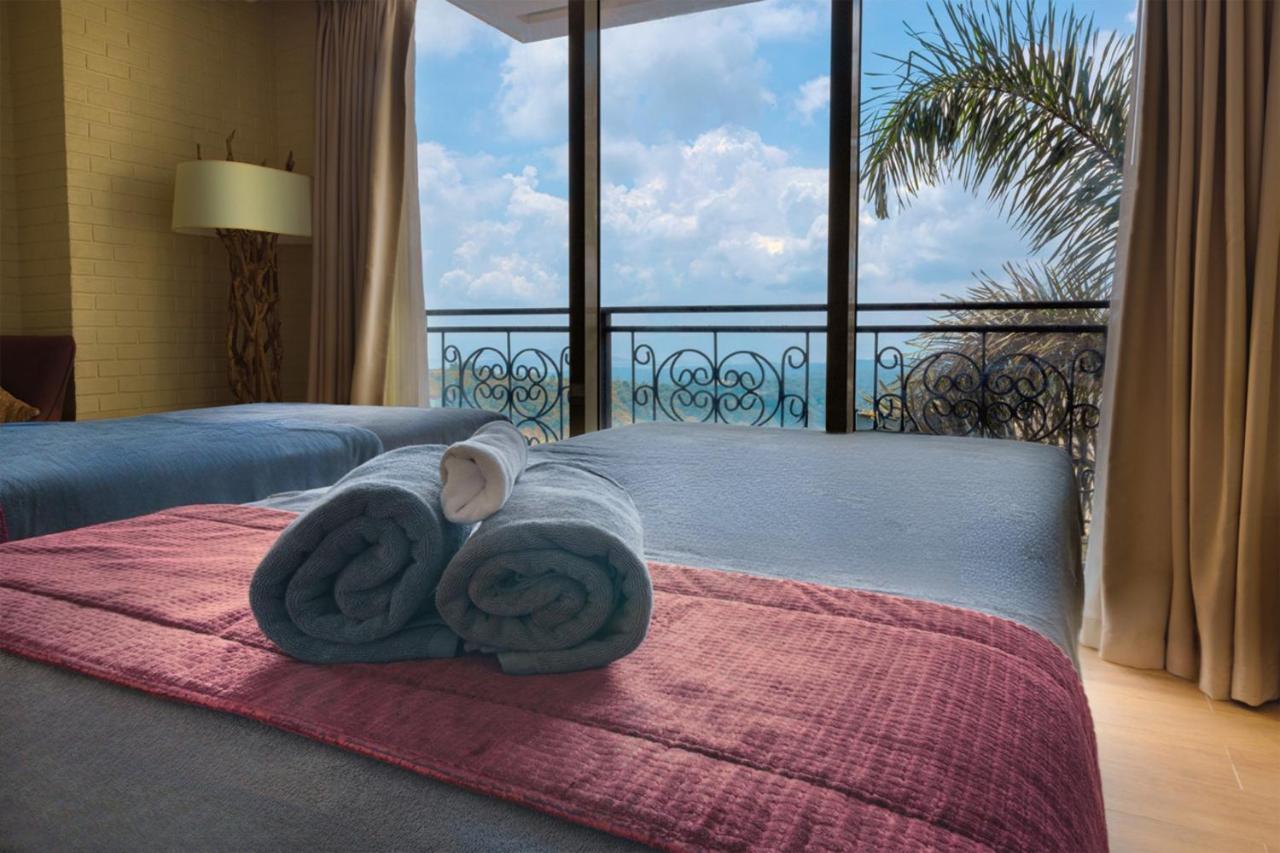 MCollection - Scenic Tagaytay Getaway with Taal Views 7/33