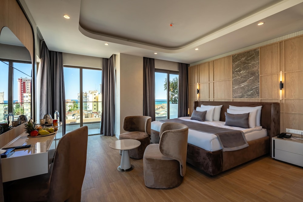 Lara Eyfel hotel 8/31