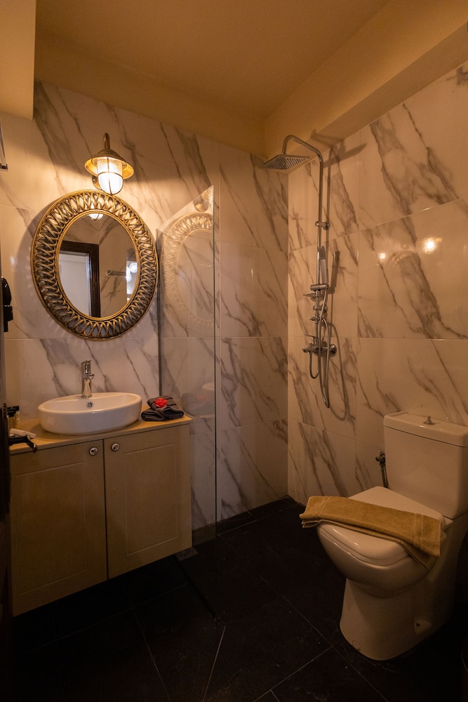 April Luxury Suites 48/50