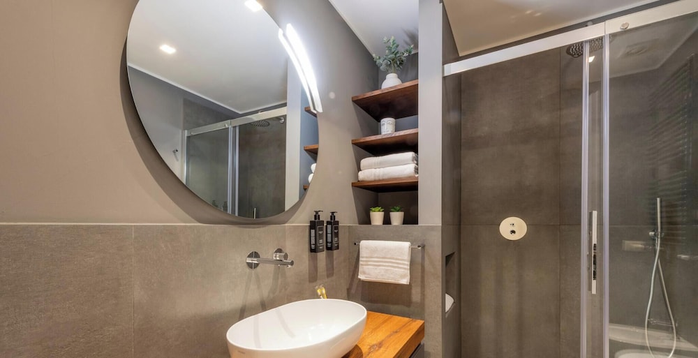 Suite, 1 Single and 2 Queen Beds, Sofa, Lanai