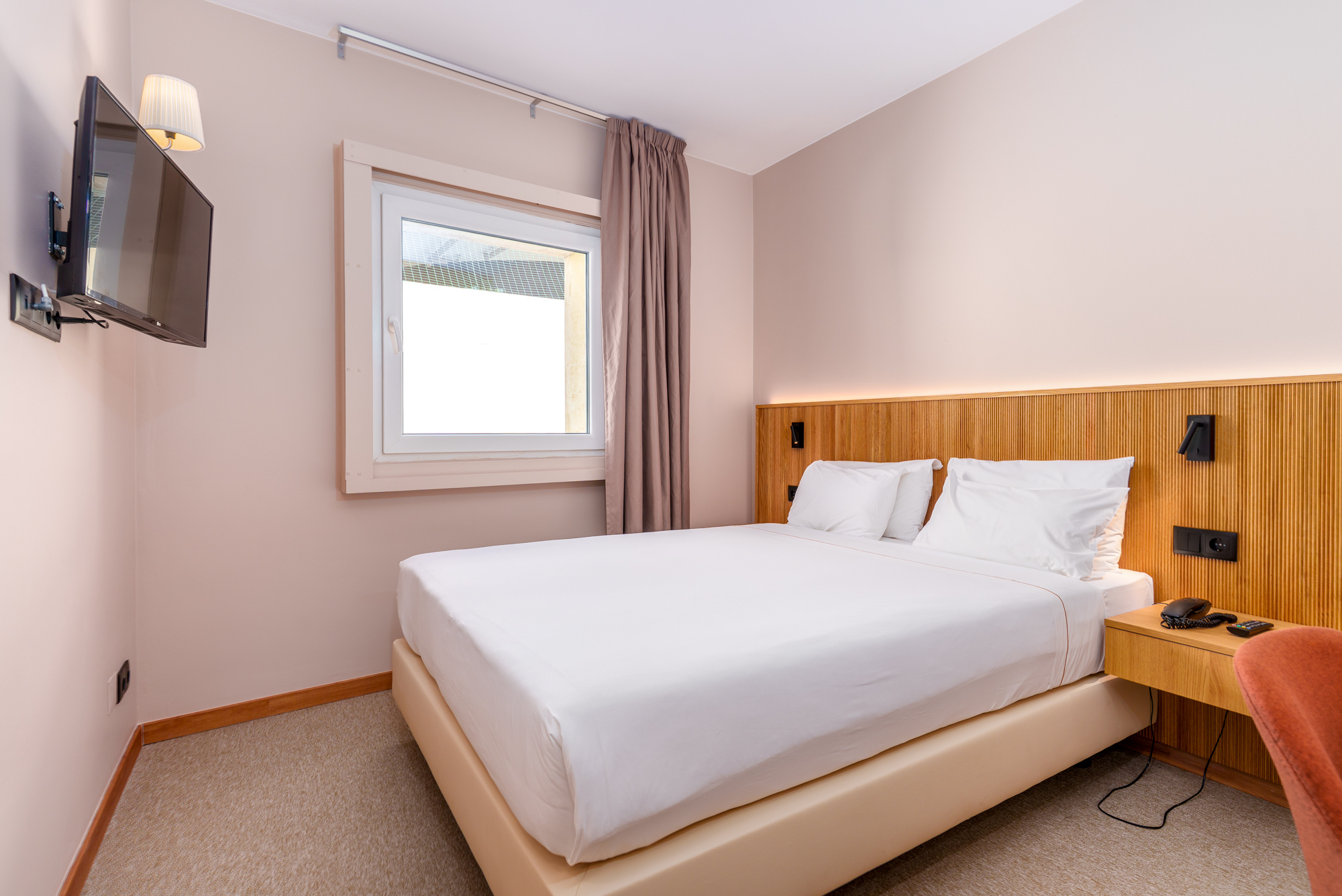 ROOM, SINGLE