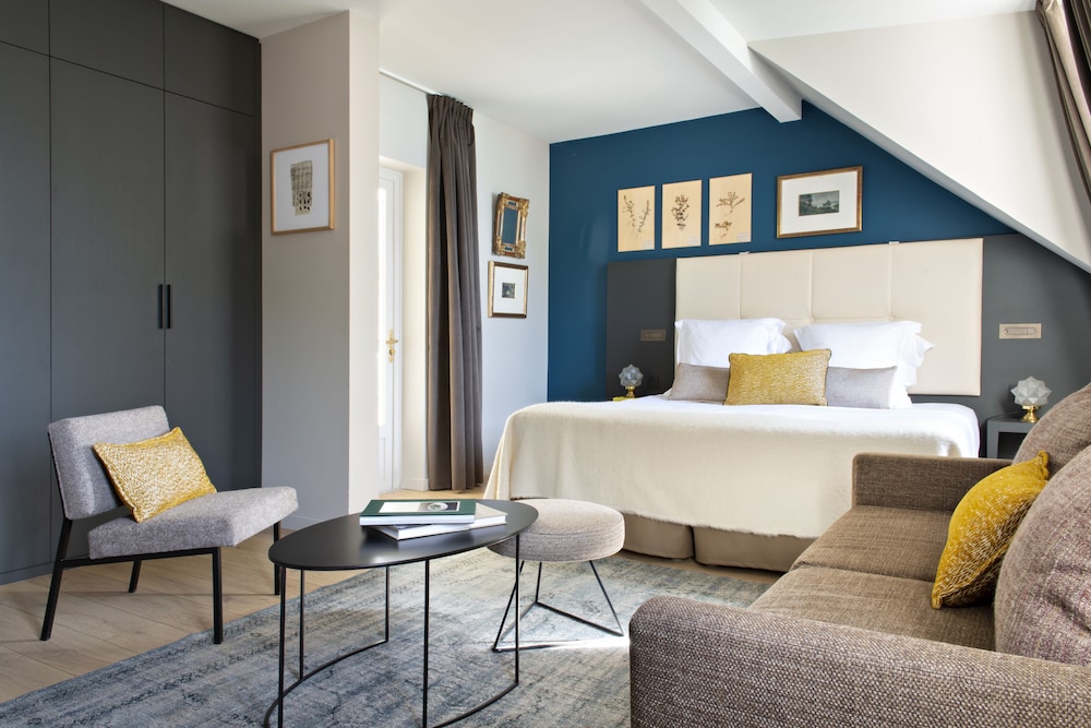Room, Double Bed, Partial Lake View, Balcony، Hotel Auberge Du Pere Bise 5/7