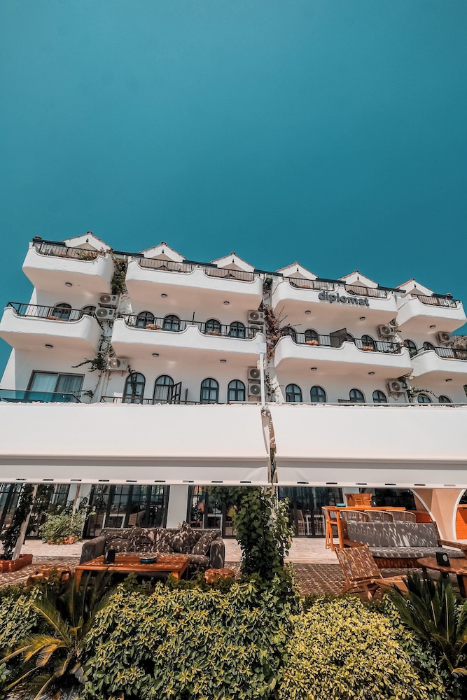 Diplomat Hotel 3/50
