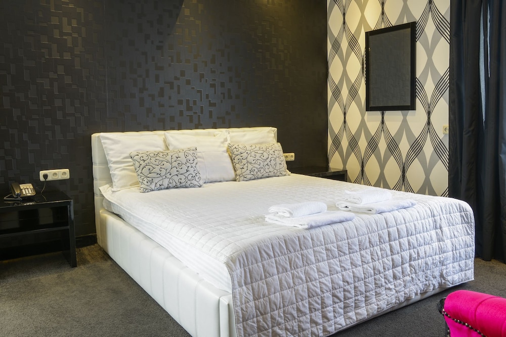 DELUXE, DOUBLE BED