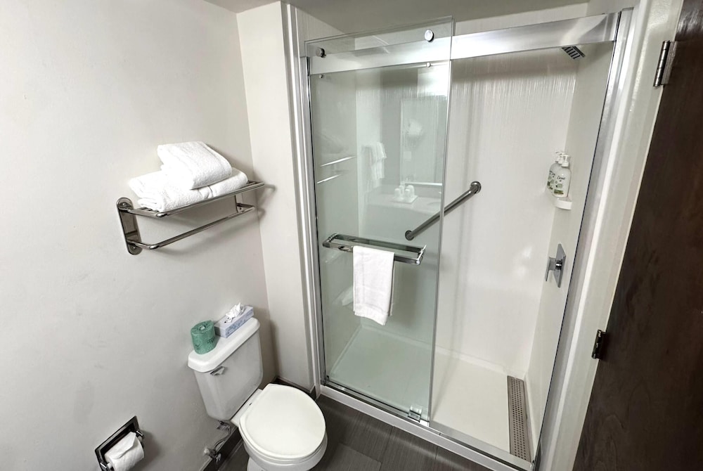غرفة بسريرين كوين، Wingate By Wyndham Raleigh Durham Airport 3/3