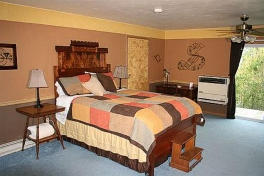 at the Waters Edge Bed &amp; Breakfast 16/61