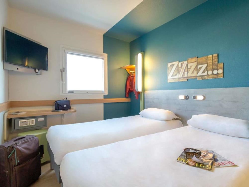 ROOM, TWIN BEDS