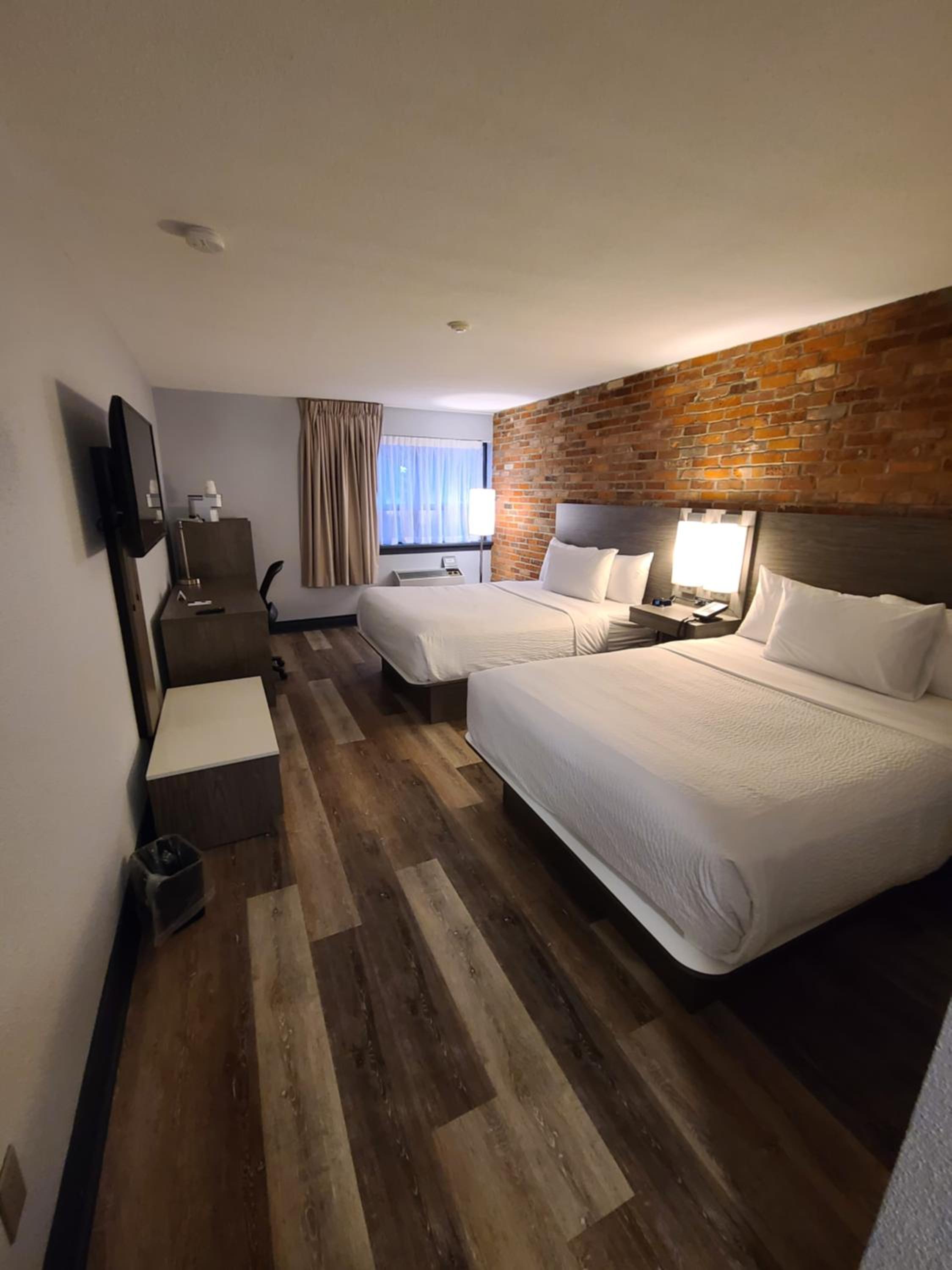 غرفة ديلوكس بسرير كينج وسريرين كوين، Travelodge by Wyndham Barrie on Bayfield 3/10