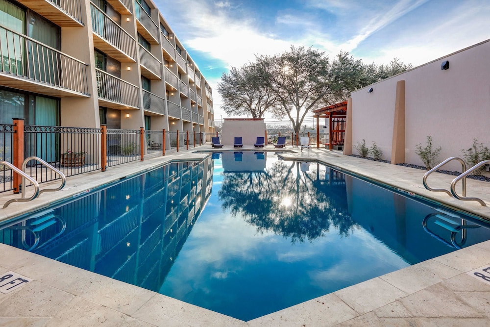 Ramada By Wyndham Austin South 5/52