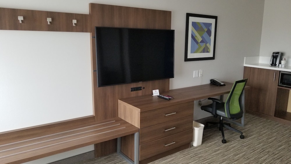 Holiday Inn Express And Suites Lake Forest 52/55