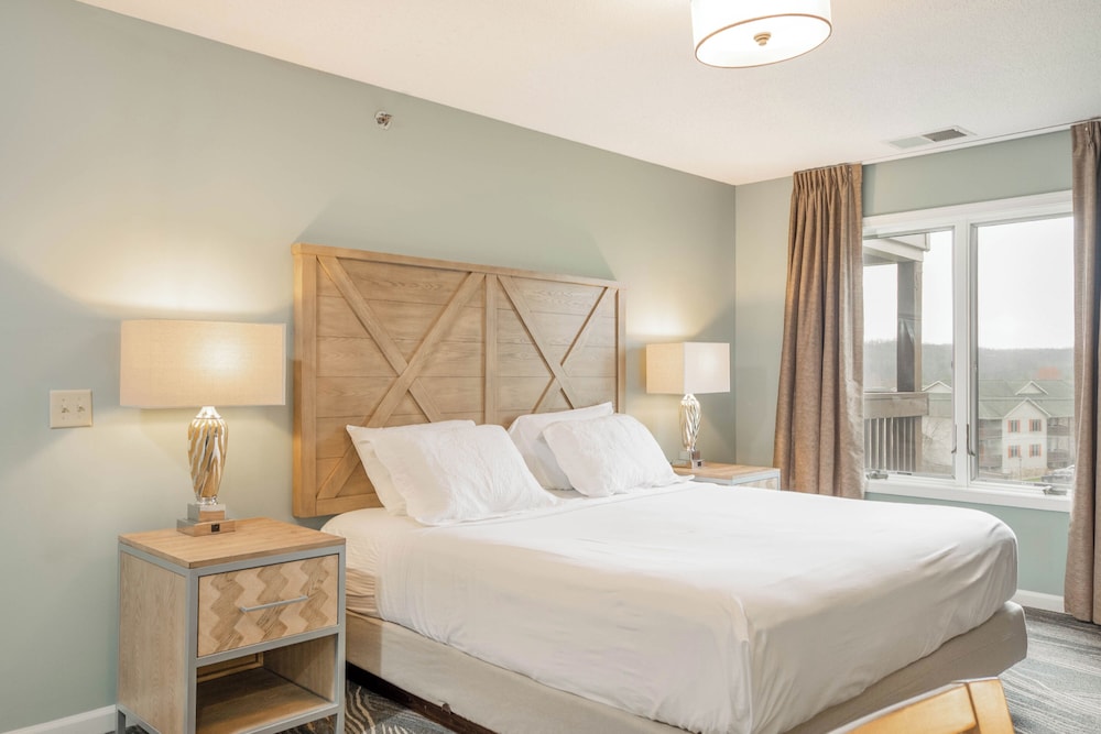 2 Bedrooms, Condo, Deluxe, Twin Beds, King Bed, Partial Kitchen, Sofa, Hot Tub, Kitchen
