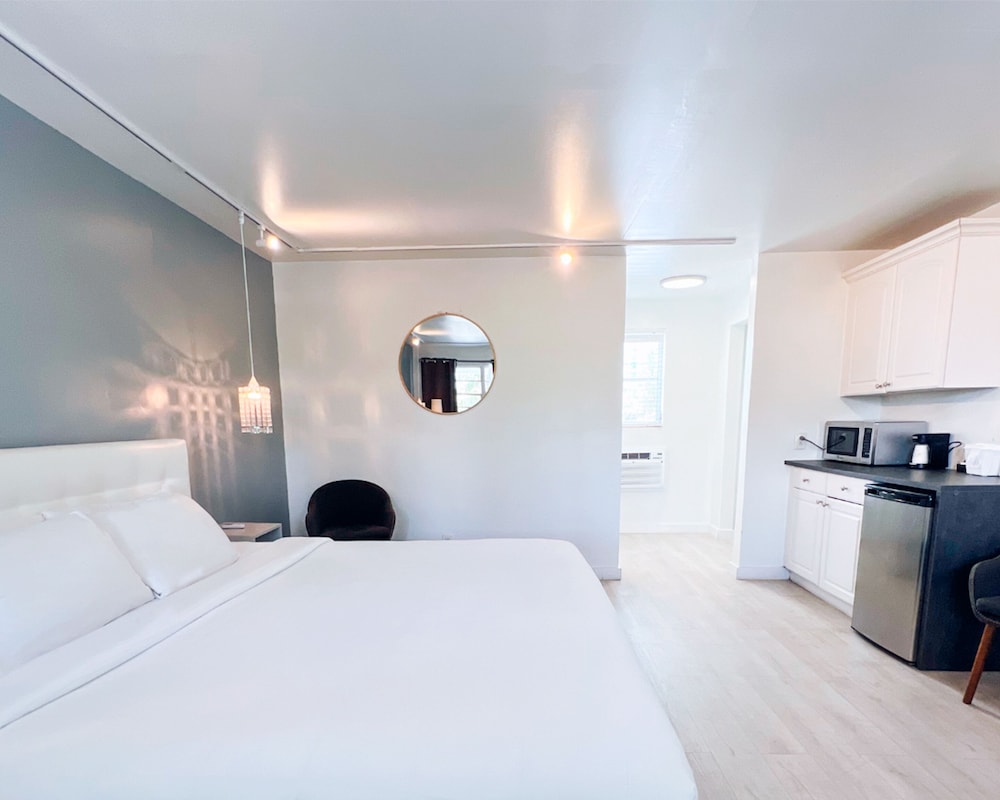 STUDIO, KING BED