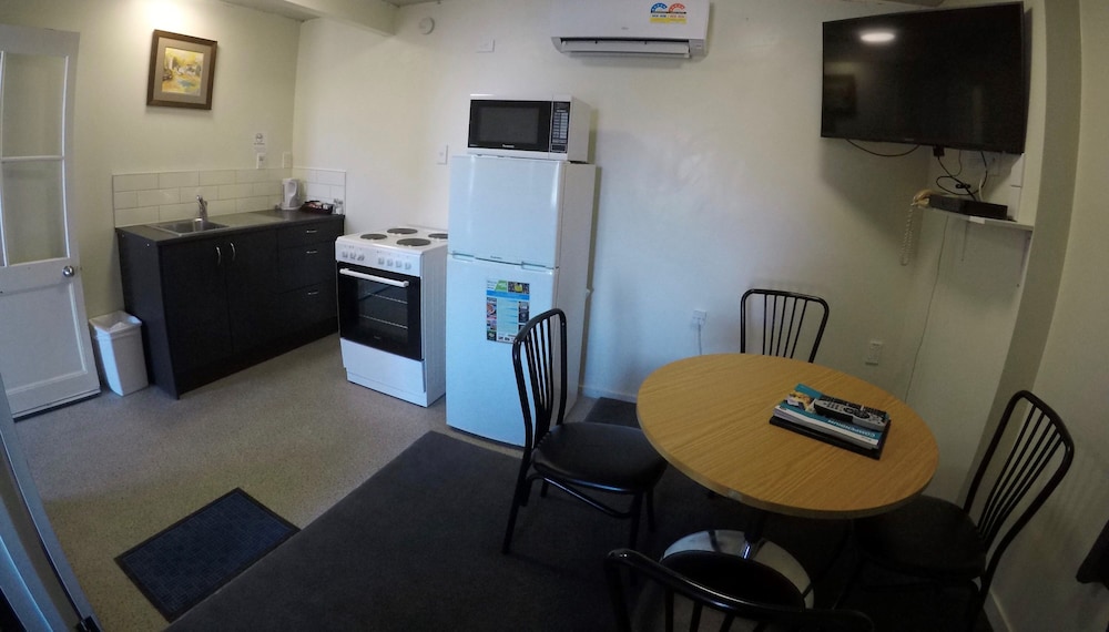 Colonial Village Motel 44/62