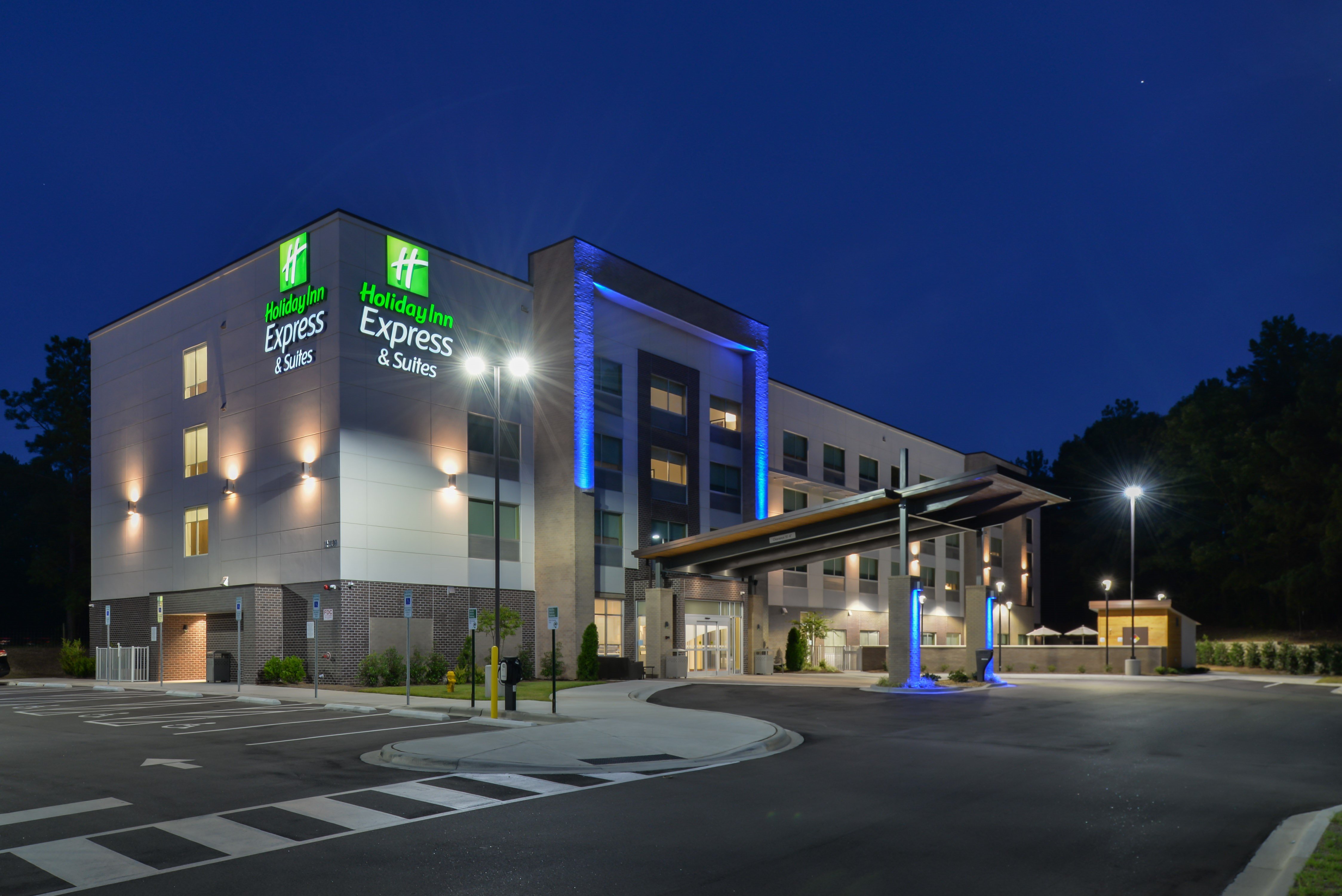 Holiday Inn Express & Suites Charlotte Ballantyne 42/46