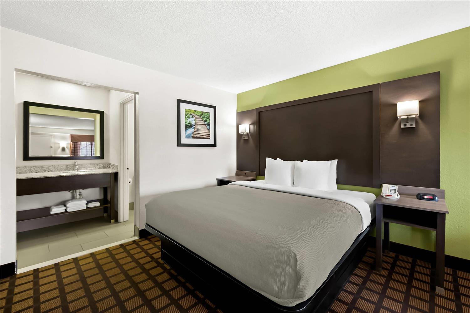 غرفة بسرير كينج للمدخنين، Quality Inn Raeford, NC 2/3