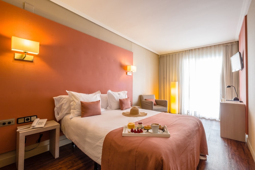 ROOM, SINGLE, DOUBLE BED