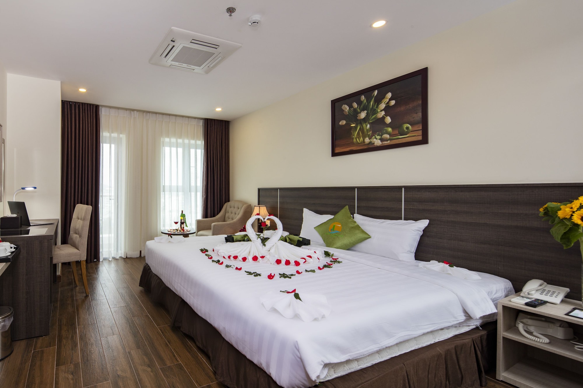 DELUXE, QUEEN BED