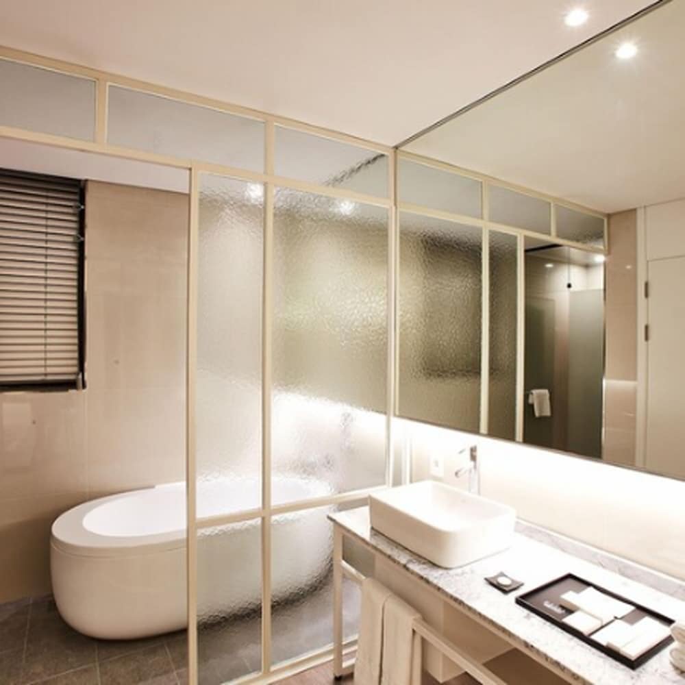 Hotel Wanted 68/70