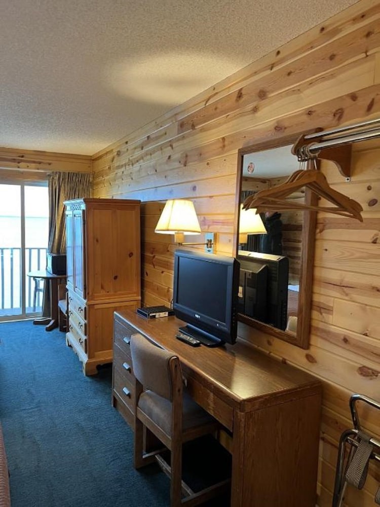 Waterfront Inn - Mackinaw City 20/24