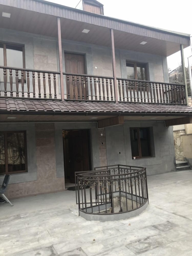 Casanova Inn 2/48