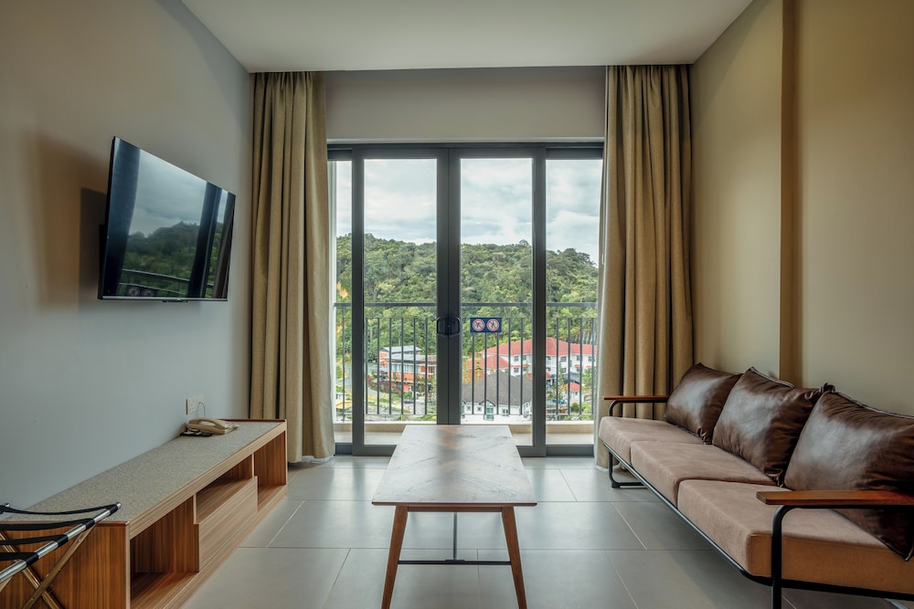 Zenith Suites Cameron 51/68