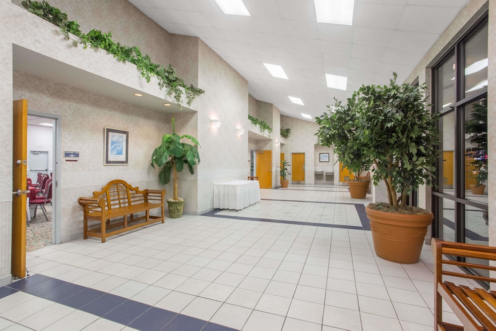 Days Inn & Suites by Wyndham Navarre - near Beaches/Hurlburt 8/27