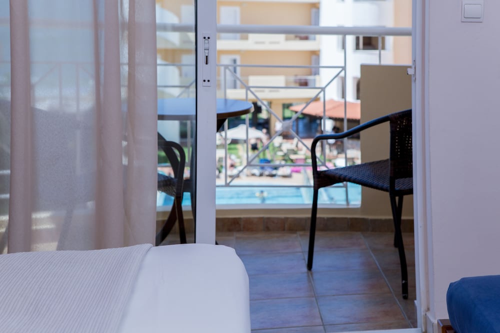 Sunny Bay Hotel 30/67