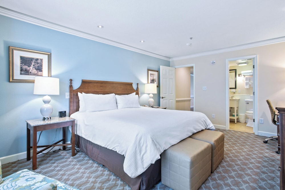RESORT, GUEST ROOM, KING BED