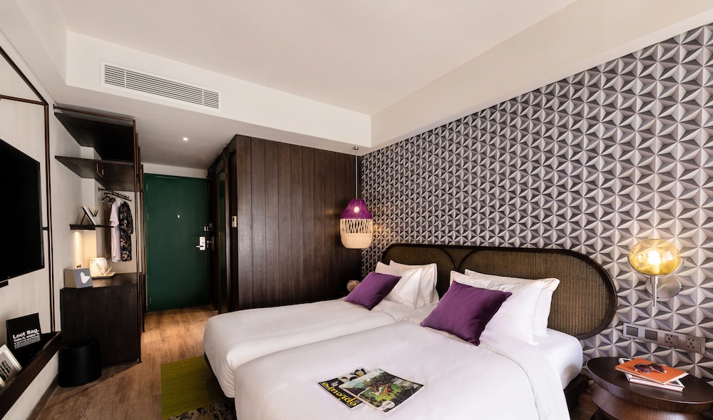 Kokomo, Twin Beds