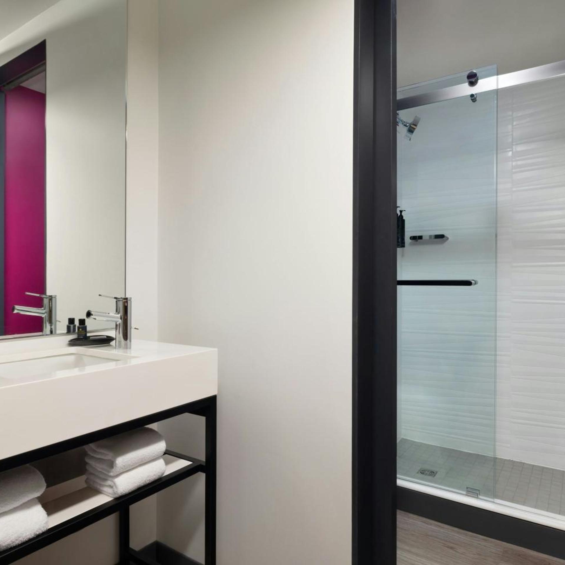 Aloft, Guest Room, King Bed, High Floor، Aloft Houston Galleria Hotel 8/10