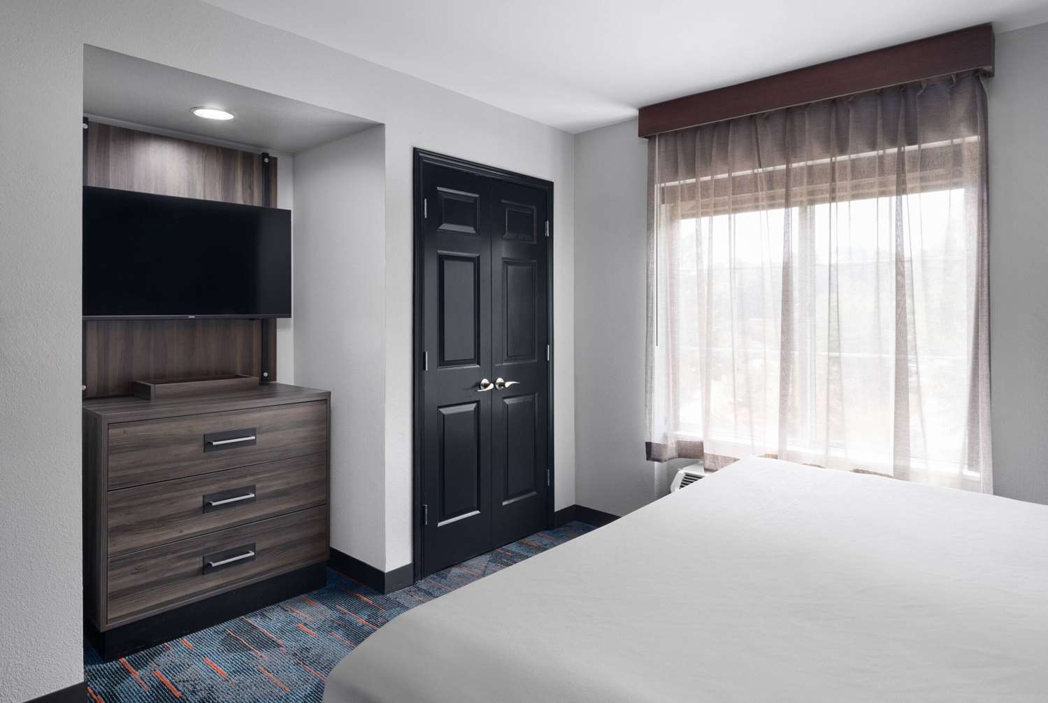 La Quinta Inn & Suites by Wyndham Greensboro NC 24/55
