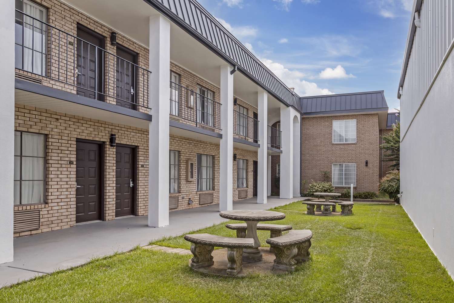 Alexandria Inn and Suites and Conference Center 30/32