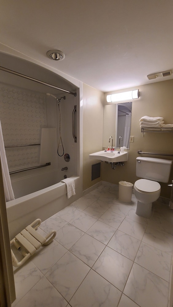 Econo Lodge Metro 23/36