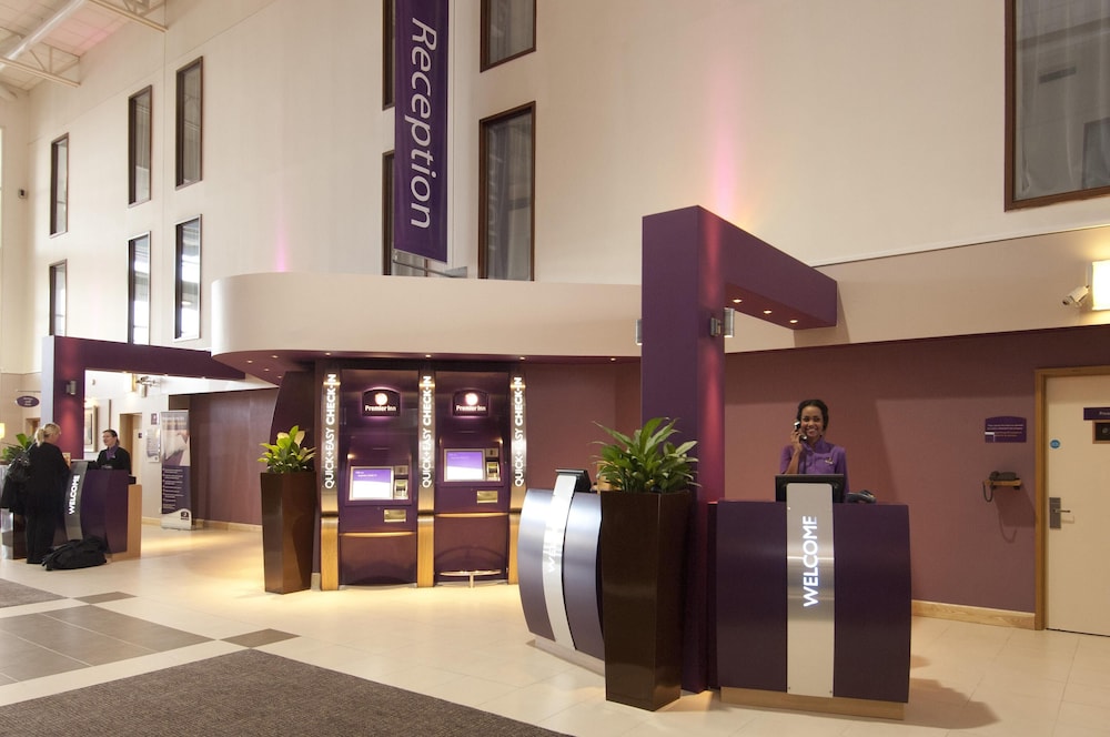 Premier Inn London Heathrow Airport T2 And T3 Bath Road 11/58