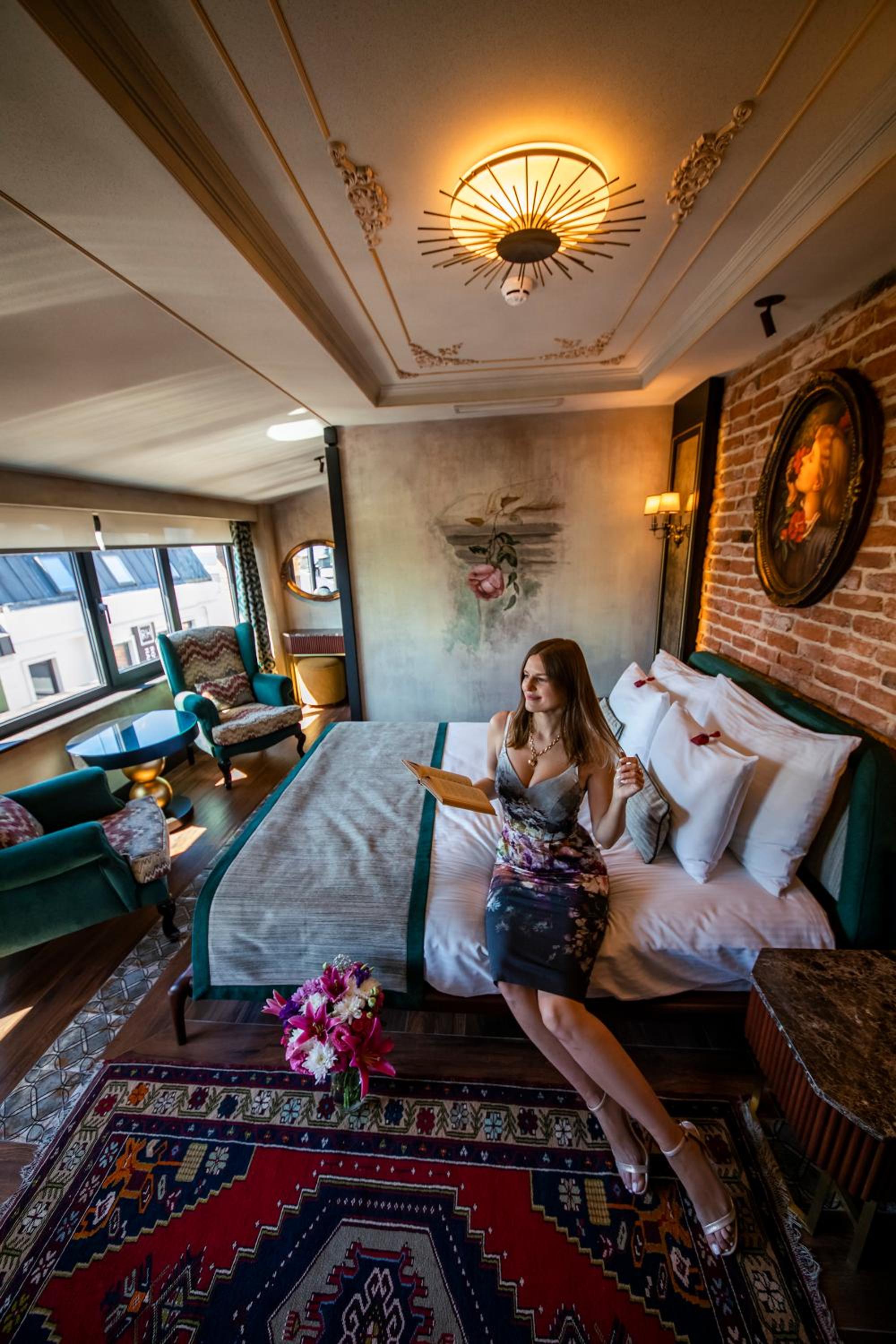 Deluxe, Double Bed, Lateral Side Sea View