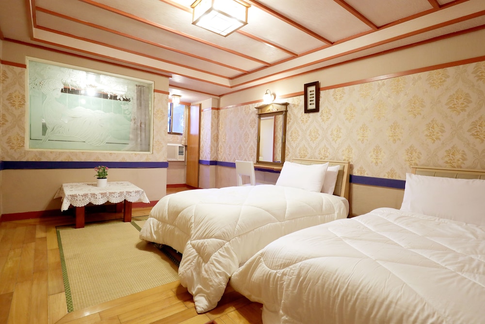 Phoenix Pavilion Hot Spring Hotel 28/65