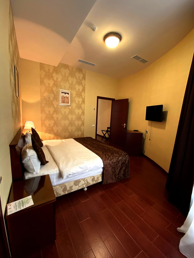 DIAMOND HOUSE HOTEL 10/42