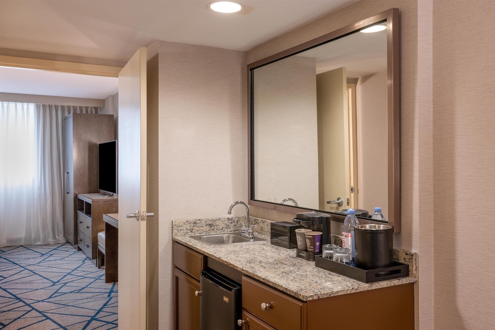 جناح بسرير كينج مع أريكة، Embassy Suites by Hilton Seattle Bellevue 8/9