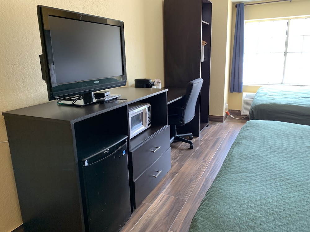 Days Inn And Suites By Wyndham Tampa Raymond James Stadium 45/51