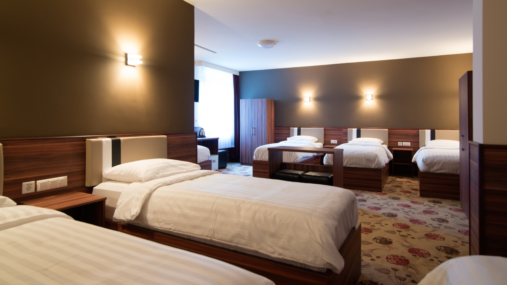 HOTEL KING'S COURT 10/19