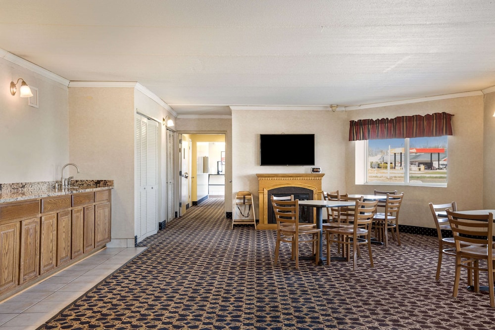 Econo Lodge Darien Lakes 41/46
