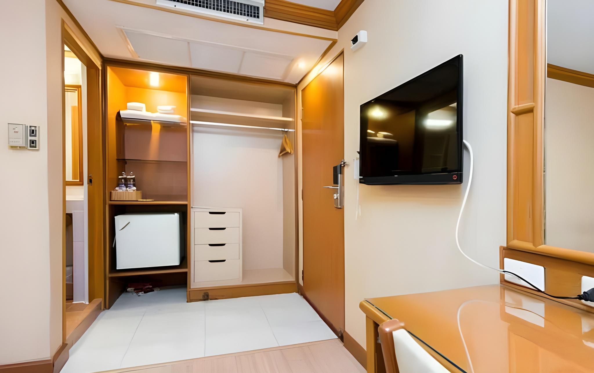 Room, Twin Beds, No Window