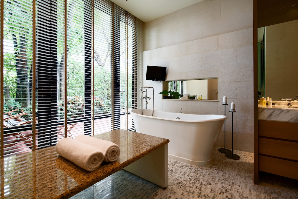 Grand Hyatt Erawan Bangkok 12/76