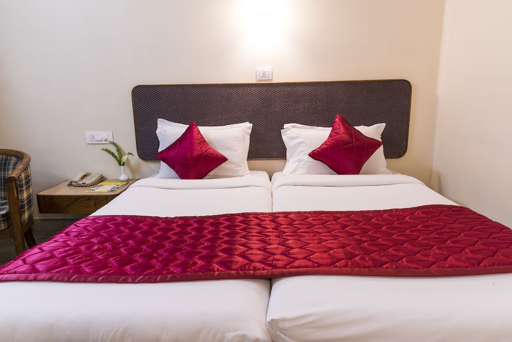 WOODLANDS HOTEL 32/50