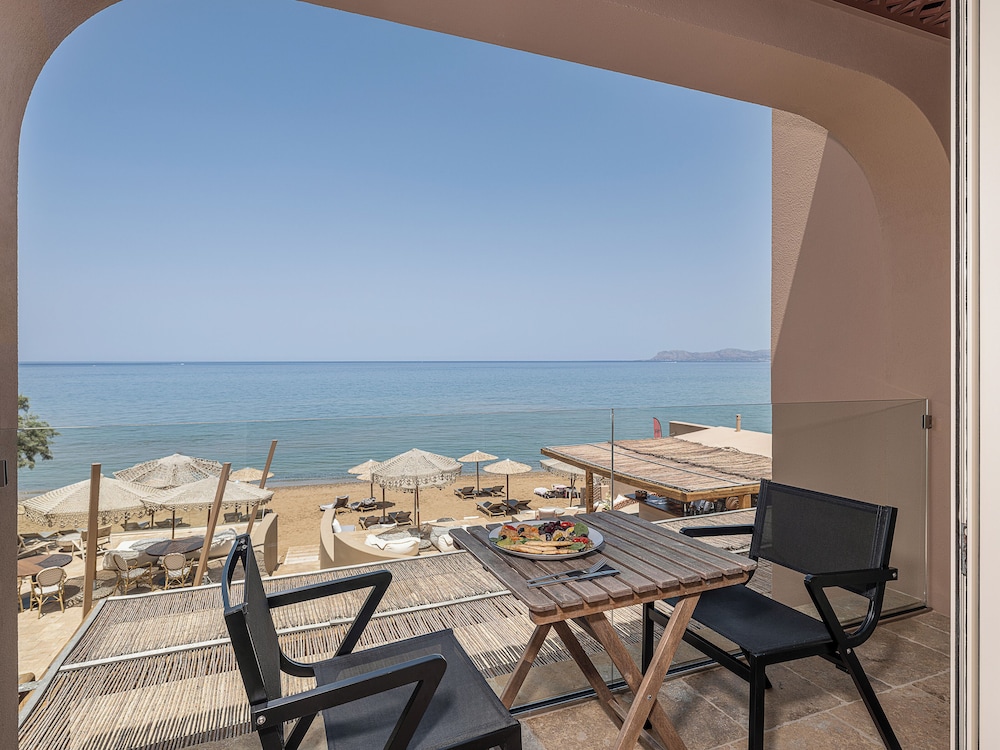The Theodore Boutique Hotel 44/50