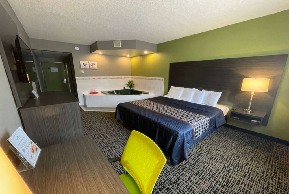 DELUXE, SUITE, KING BED