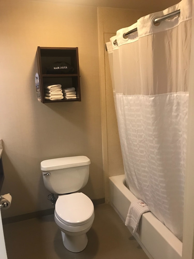 Comfort Inn & Suites Sturbridge-Brimfield 16/54