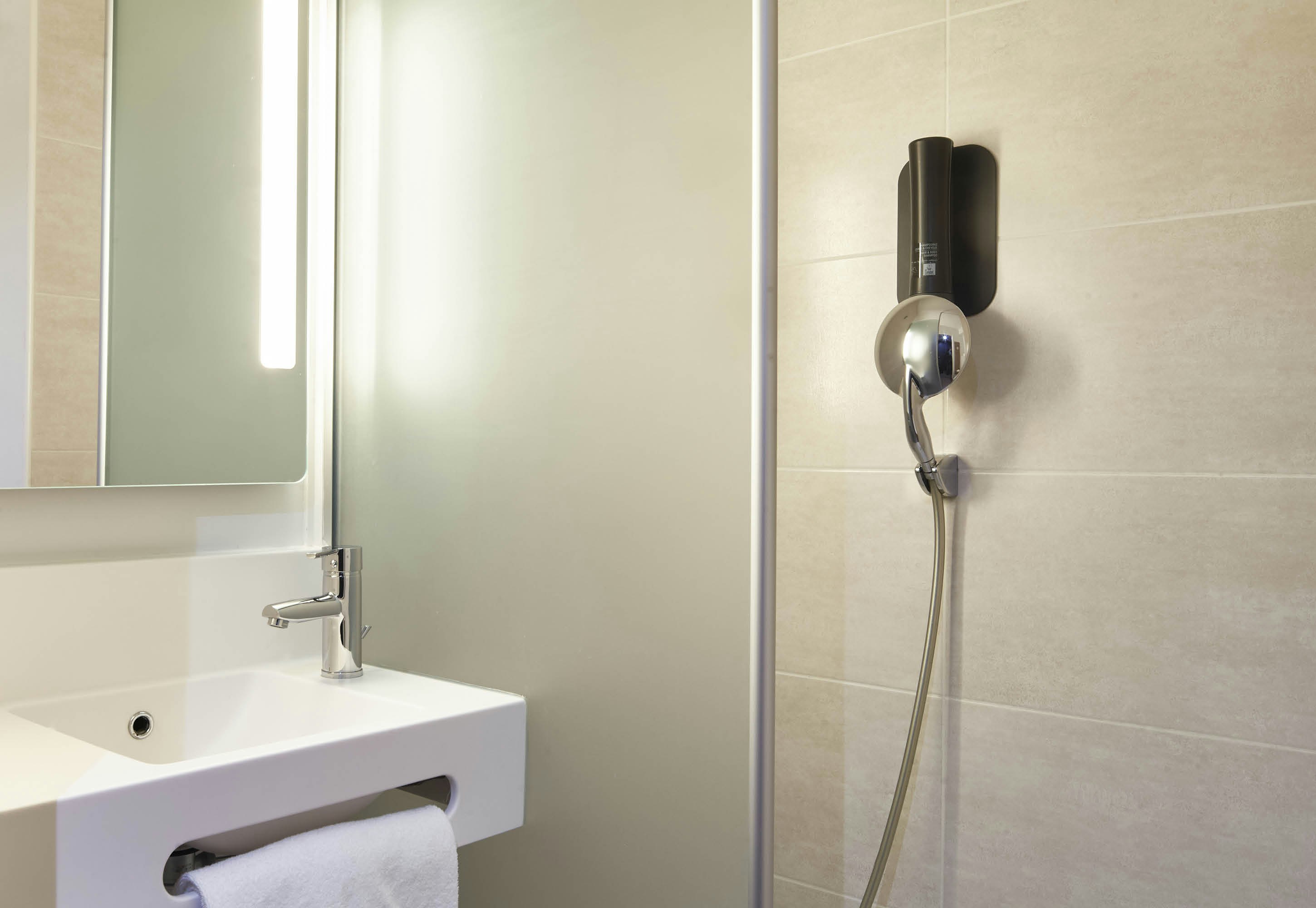 B&B Hotel Nanterre Rueil-Malmaison 24/24