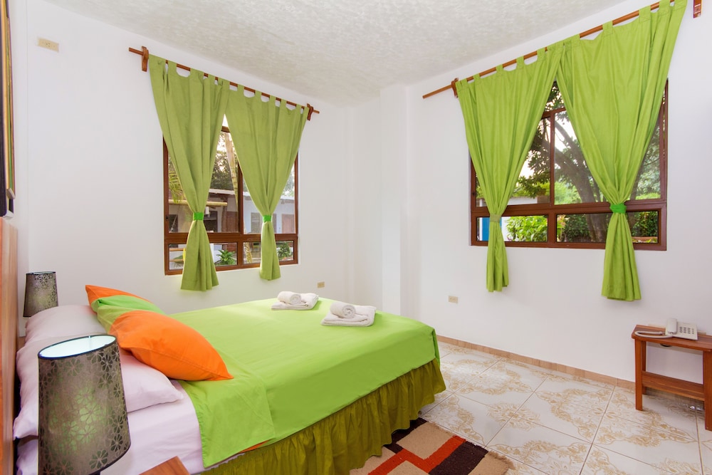 Twin Lodge Galapagos Hotel 33/68